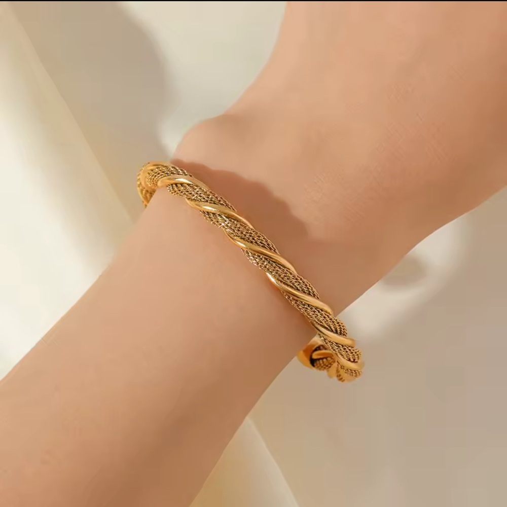 18K Gold Stainless Steel Twisted Bangle New Trendy Waterproof Jewelry